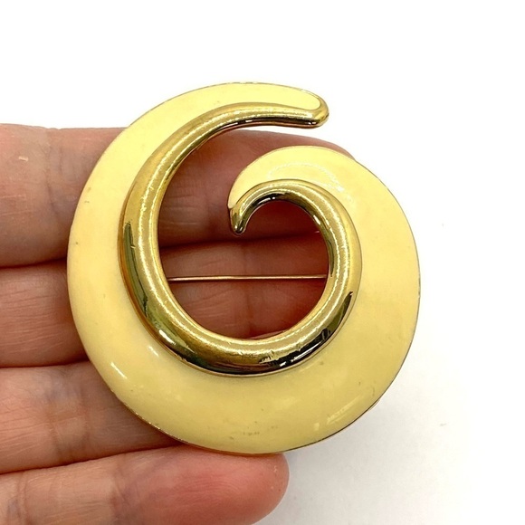 Monet Brooch Pin Large Vintage Cream White Enamel Gold Tone Swirl Spiral - Picture 6 of 6
